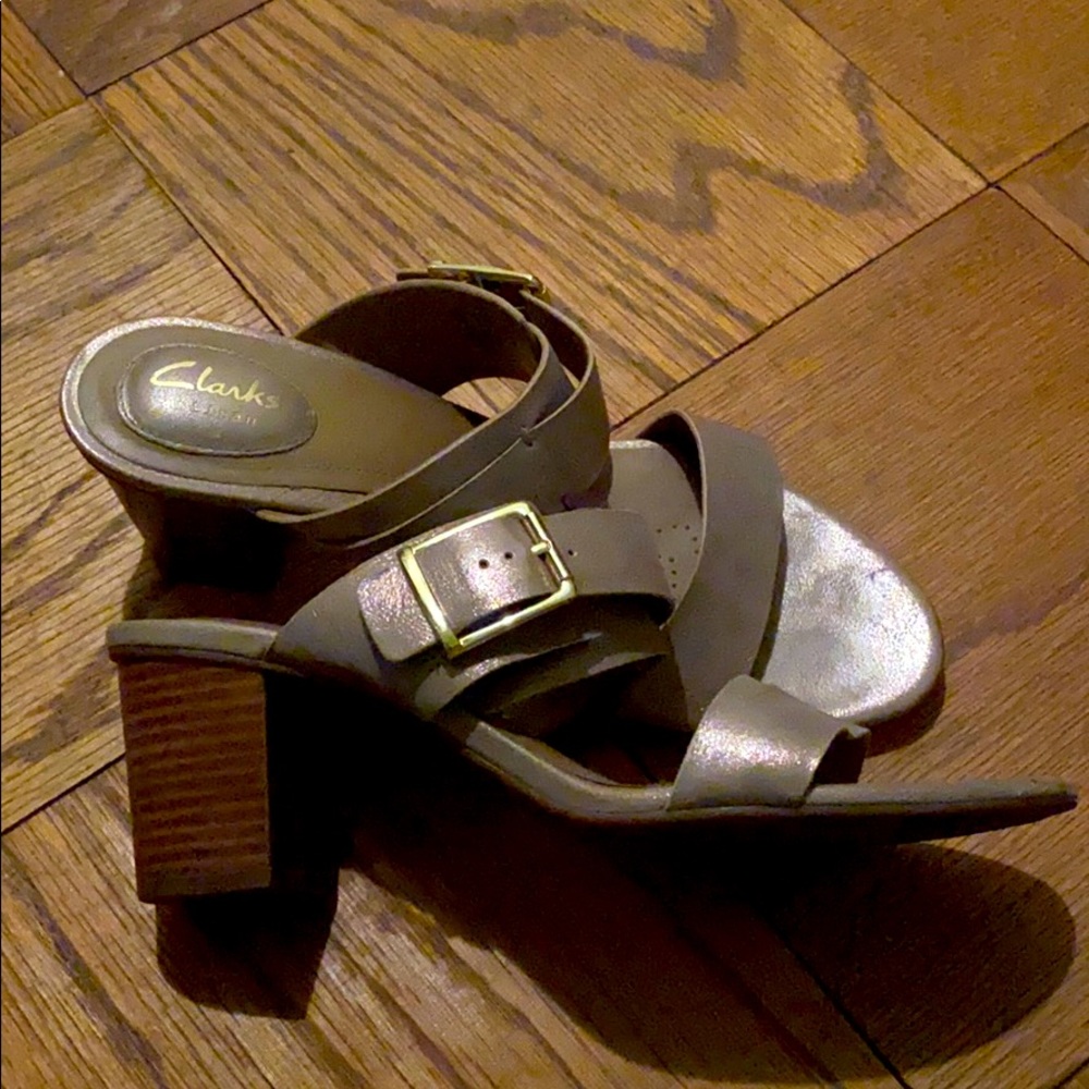 Clarks Size 9 gold sandals with stacked heel